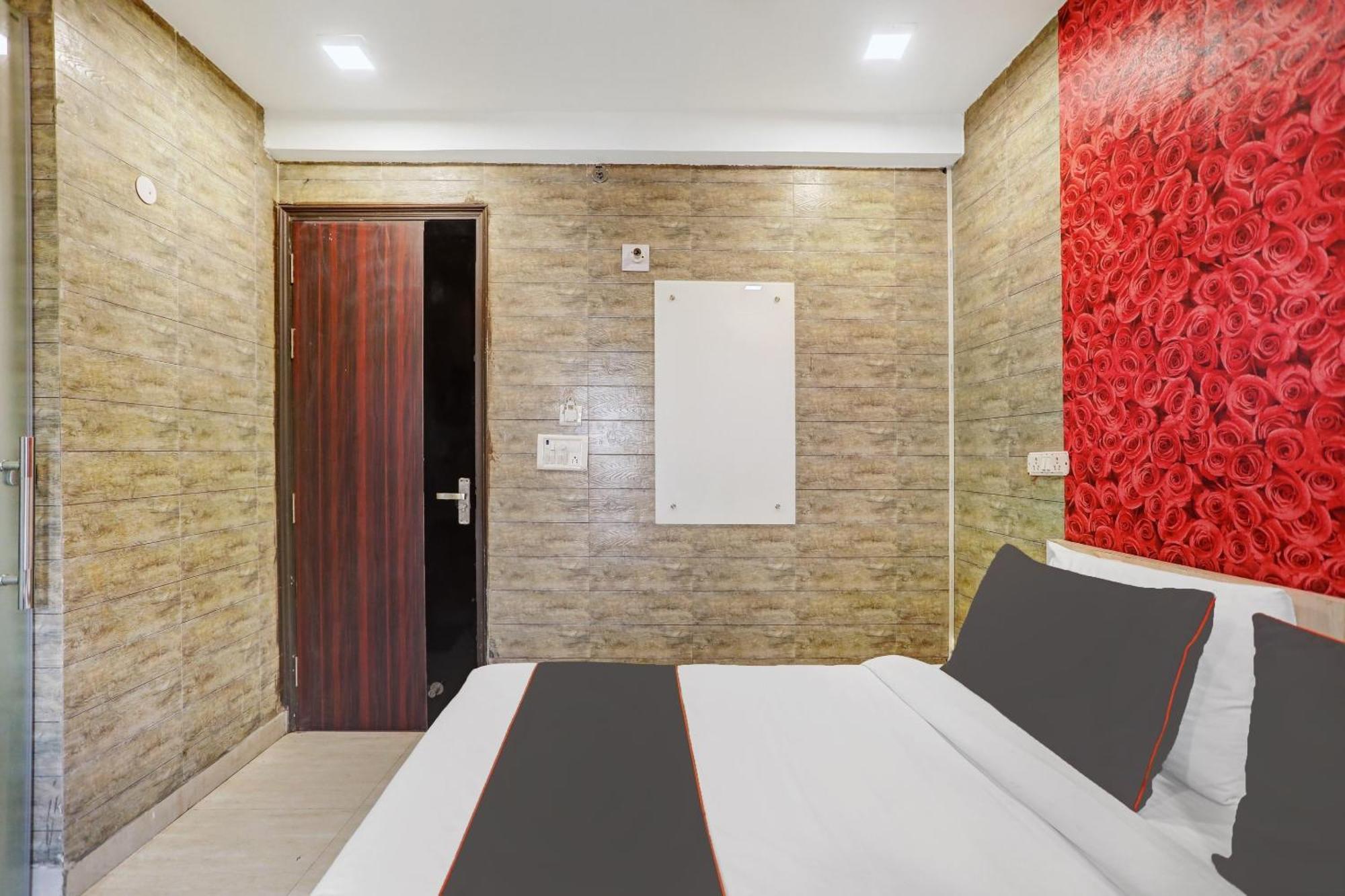 Collection O Model Town Metro View Hotel New Delhi Ngoại thất bức ảnh